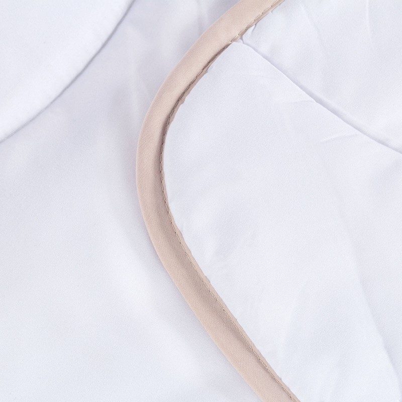 Celoletna odeja SleepBamboo z bambusovimi vlakni vas bo razvajala z udobjem v vseh letnih časih. Kombinacija kakovostnih mikrovlaken in naravnih bambusovih vlaken s svojo izjemno sposobnostjo vpijanja in odvajanja vlage nudi udobje tistim, ki se med spanjem veliko potite. Odeja je v celoti pralna na 60 °C.