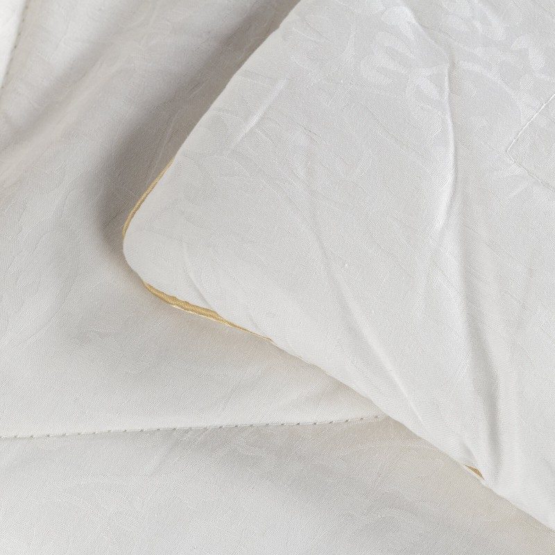 Celoletna svilena odeja Royal Sleep Diana vas bo razvajala z udobjem in razkošjem najboljše svile skozi vse leto. Svilena odeja je popolna izbira za vse, ki cenite naravne materiale. Naravna mulberry svila v polnilu odeje diha z vami in ima odlične sposobnosti uravnavanja temperature ter tako zagotavlja prijeten spanec in luksuzno udobje. Odeja je v celoti pralna na 30 °C.