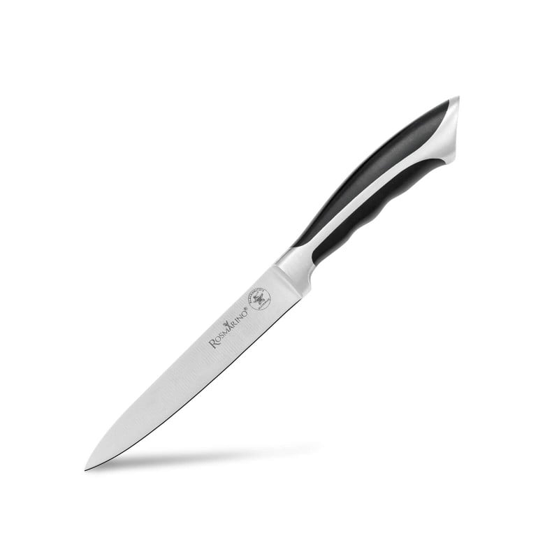 Popoln kuhinjski nož Rosmarino Blacksmith's Utility za vse kuharske mojstre ali začetnike! Manjši nož je s svojo obliko idealen za lupljenje, rezanje in sekljanje hrane. Rezilo je izdelano iz nerjavečega jekla nemške kakovosti, trpežen ročaj pa je iz brizgane visokokakovostne ABS plastike, kar omogoča maksimalne obremenitve. Profesionalna ostrina vam bo v veliko pomoč, ko boste morali hitro in natančno narezati hrano na tanjše rezine in manjše kose. Prednost noža je obojestransko ročno ostreno rezilo, pod kotom 15° za dolgotrajno ostrino in vzdržljivost. Nož je zaradi posebnega brušenja dodatno odporen na korozijo, rjo in madeže. Nož je enostaven za čiščenje pod tekočo vodo z malo detergenta.