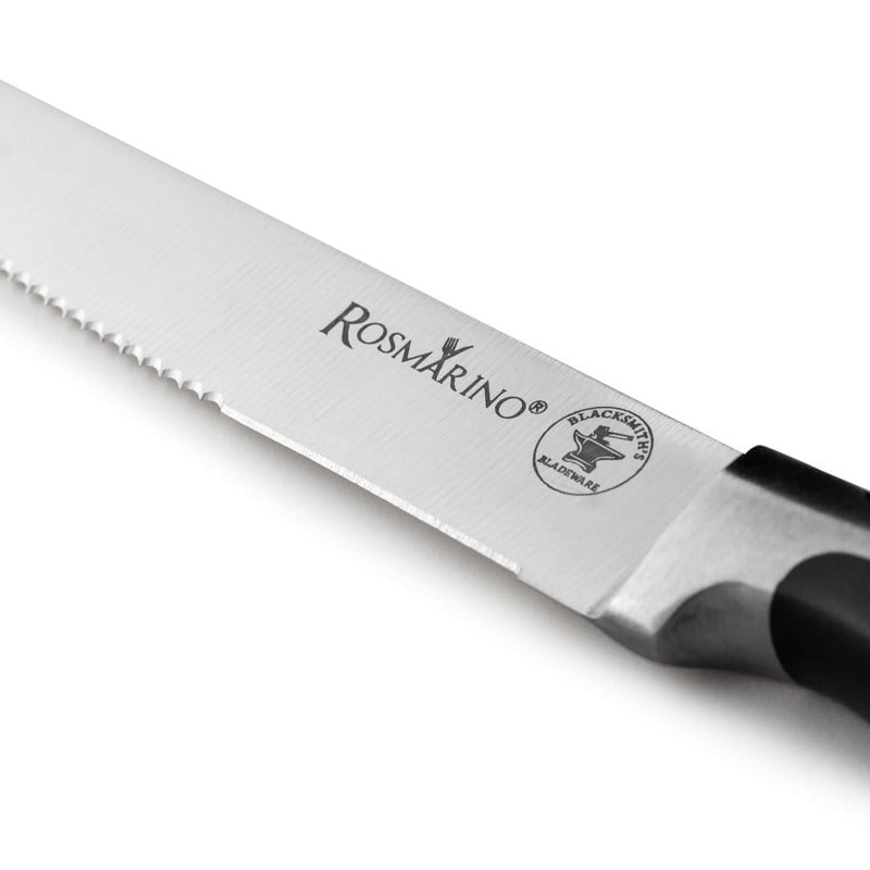 Popoln kuhinjski nož Rosmarino Blacksmith's Steak za vse kuharske mojstre ali začetnike! 2 setu dva noža predvsem za rezanje zrezkov. Rezilo je izdelano iz nerjavečega jekla nemške kakovosti, trpežen ročaj pa je iz brizgane visokokakovostne ABS plastike, kar omogoča maksimalne obremenitve. Profesionalna ostrina vam bo v veliko pomoč pri rezanju zrezkov in ostale hrane pri vsakodnevnih obrokih. Prednost noža je obojestransko ročno ostreno rezilo, pod kotom 15° za dolgotrajno ostrino in vzdržljivost. Nož je zaradi posebnega brušenja dodatno odporen na korozijo, rjo in madeže. Nož je enostaven za čiščenje pod tekočo vodo z malo detergenta.