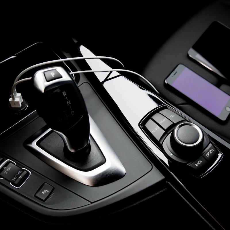 Dvojni hitri avtomobilski polnilec za telefon z USB-lightning kablom Vita2Go