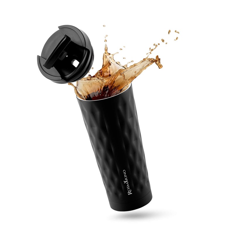 Termo lonček za kavo ali čaj Rosmarino iz kakovostnega nerjavečega jekla z dvojno izolirano steno ohranja tekočino hladno do 8 ur in toplo do 4 ur. Lonček za večkratno uporabo je najboljša alternativa lončkom za enkratno uporabo, ne vsebuje petrokemikalij in BPA, ne pušča umetnega okusa na pijači. Večji lonček prostornine 500 ml je idealne velikosti za vašo najljubšo kavo, čaj ali drug napitek na poti. Eleganten pridih moderno zasnovanega lončka doda geometrična tekstura. Zahvaljujoč pokrovčku, lonček preprečuje polivanje in 100 % tesni. Primeren je za večino avtomobilskih držal za lončke.