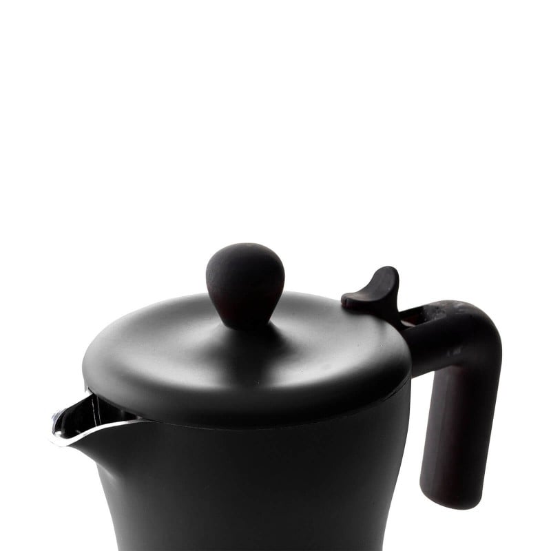 Kafetiera Rosmarino prostornine 150 ml je idealna za pripravo od 1 do 3 skodelic kave. Narejena iz aluminija in prevlečena z nerjavečim jeklom, kar ji daje možnost uporabe tudi na indukcijski plošči. Paket vsebuje tudi dodatek za pripravo 1 skodelice kave. Minimalističen dizajn priznanega industrijskega oblikovalca Luce Trazzija z ergonomsko oblikovanim ročajem iz SoftTouch materiala poskrbi, da bo priprava vaše kave še enostavnejša. Po končani uporabi jo enostavno sperete pod tekočo vodo.