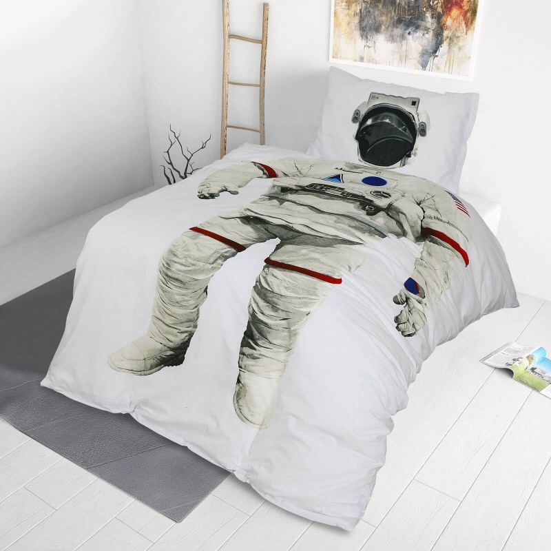 Poskrbite za miren in udoben spanec svojih najmlajših z bombažno posteljnino! Prikupen otroški motiv bo otroke zagotovo navdušil in popeljal v čudovito sanjsko deželo. Posteljnina Astronaut je iz renforce platna, ki velja za lahko, mehko tkanino, preprosto za vzdrževanje. Posteljnina je pralna na 40 °C.