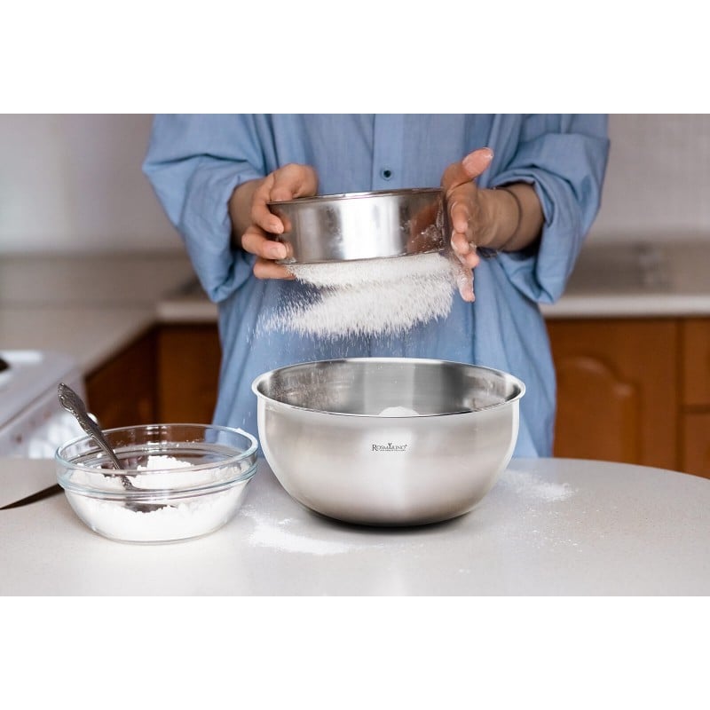 Posoda za mešanje Rosmarino Pour&Cook je odličen pripomoček za vaše kuhinjske podvige. Odlična je za mešanje različnih solat, prilog, ali za stepanje sestavin pri pripravi sladic in pekovskih izdelkov. Skleda je izdelana iz izjemno kakovostnega nerjavečega jekla, ki je odporno proti praskam, udrtinam in madežem po pranju. Praktična je tudi za shranjevanje in odporna na nižje temperature, tudi v zmrzovalniku. Vaše goste lahko navdušite s serviranjem različnih solat, pekovskih izdelkov ali prilog v tej uporabni in estetski posodi. Ne absorbira vonjav. 