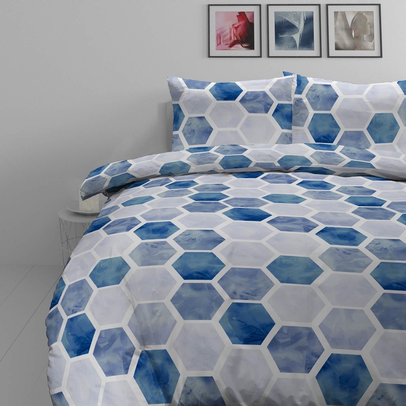 Čas je za popolno razvajanje z moderno bombažno posteljnino! Posteljnina Hexagon Dreams je iz mehkega bombažnega satena, ki je stkan iz visokokakovostne, tanke preje. Posteljnina iz satena je tako čudovit okras vaše spalnice in hkrati odlična izbira za udoben in prijeten spanec. Naj vas očara moderen dizajn z geometrijskim vzorcem. Posteljnina je pralna na 40 °C.