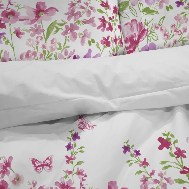 Čas je za popolno razvajanje z moderno bombažno posteljnino! Posteljnina Pink Flowers je iz mehkega bombažnega satena, ki je stkan iz visokokakovostne, tanke preje. Posteljnina iz satena je tako čudovit okras vaše spalnice in hkrati odlična izbira za udoben in prijeten spanec. Naj vas očara moderen dizajn s cvetličnim vzorcem. Posteljnina je pralna na 40 °C.