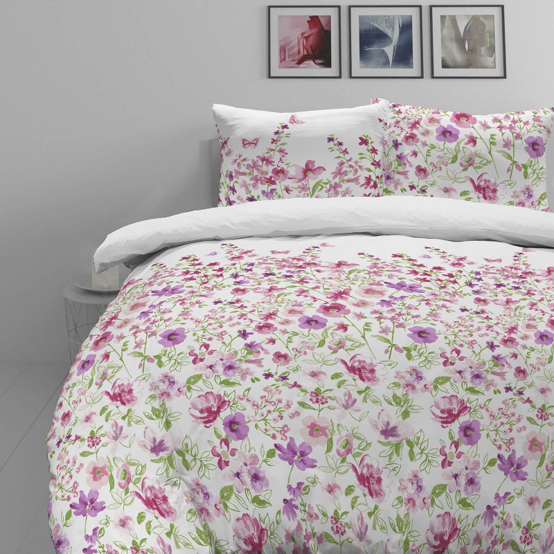 Čas je za popolno razvajanje z moderno bombažno posteljnino! Posteljnina Pink Flowers je iz mehkega bombažnega satena, ki je stkan iz visokokakovostne, tanke preje. Posteljnina iz satena je tako čudovit okras vaše spalnice in hkrati odlična izbira za udoben in prijeten spanec. Naj vas očara moderen dizajn s cvetličnim vzorcem. Posteljnina je pralna na 40 °C.