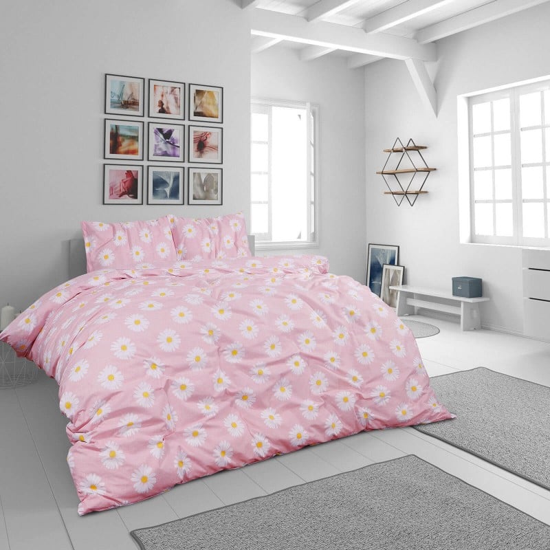 Čas je za popolno razvajanje z moderno bombažno posteljnino! Posteljnina Daisy Dreams je iz renforce platna, ki velja za lahko, mehko tkanino, preprosto za vzdrževanje. Naj vas očara moderen dizajn s potiskom marjetic. Posteljnina je pralna na 40 °C.