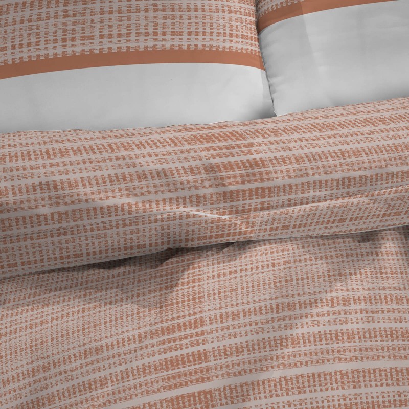 Čas je za popolno razvajanje z moderno bombažno posteljnino! Posteljnina Leyla je iz mehkega bombažnega satena, ki je stkan iz visokokakovostne, tanke preje. Posteljnina iz satena je tako čudovit okras vaše spalnice in hkrati odlična izbira za udoben in prijeten spanec. Naj vas očara klasičen dizajn s črtami. Posteljnina je pralna na 40 °C.