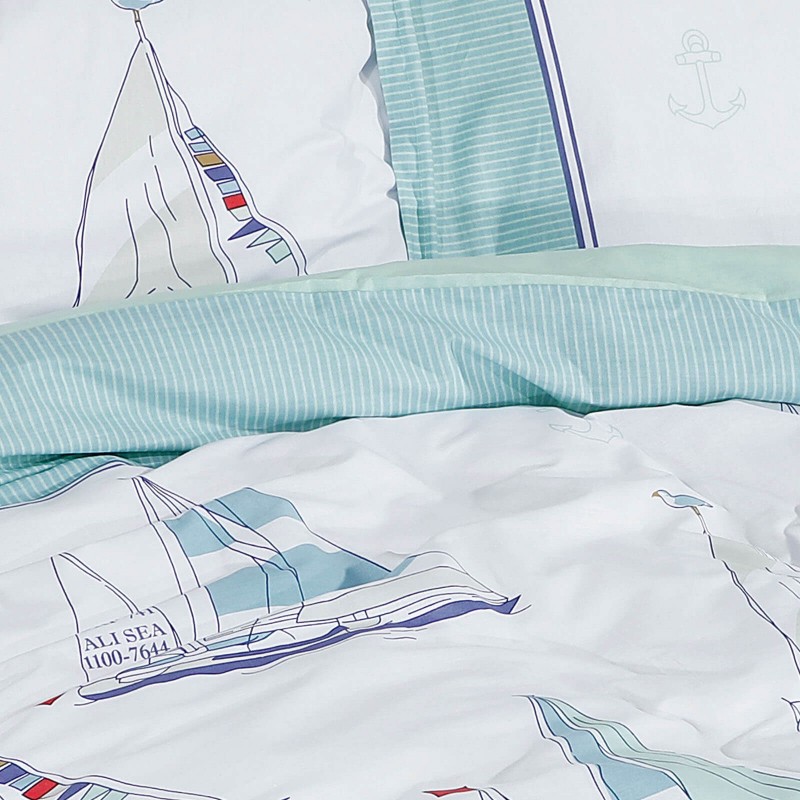 Čas je za popolno razvajanje z moderno bombažno posteljnino! Posteljnina Sailing Dreams je iz renforce platna, ki velja za lahko, mehko tkanino, preprosto za vzdrževanje. Naj vas očara moderen dizajn z morskim potiskom. Posteljnina je pralna na 40 °C.