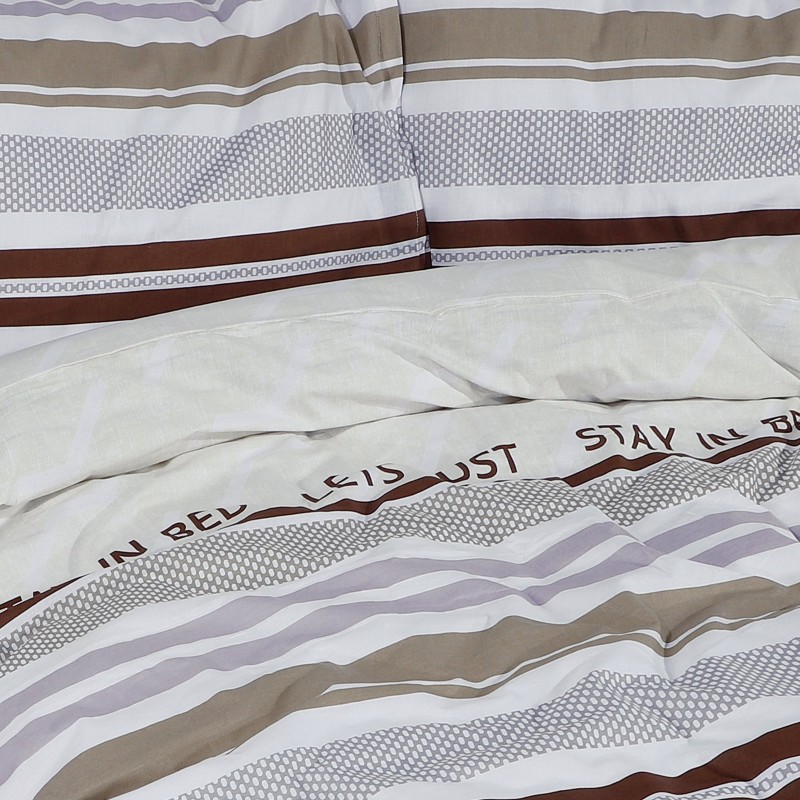 Čas je za popolno razvajanje z moderno bombažno posteljnino! Posteljnina Stay in Bed Together je iz renforce platna, ki velja za lahko, mehko tkanino, preprosto za vzdrževanje. Naj vas očara moderen dizajn s črtastim vzorcem. Posteljnina je pralna na 40 °C.