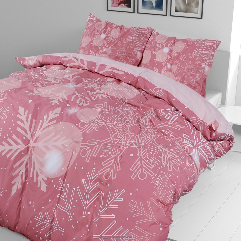 Čas je za popolno razvajanje z moderno bombažno posteljnino! Posteljnina Pink Snowflakes je iz renforce platna, ki velja za lahko, mehko tkanino, preprosto za vzdrževanje. Naj vas očara moderen dizajn z motivom snežink. Posteljnina je pralna na 40 °C.