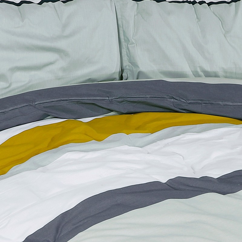Čas je za popolno razvajanje z moderno bombažno posteljnino! Posteljnina Grey Mustard je iz renforce platna, ki velja za lahko, mehko tkanino, preprosto za vzdrževanje. Naj vas očara moderen dizajn s črtastim vzorcem. Posteljnina je pralna na 40 °C.