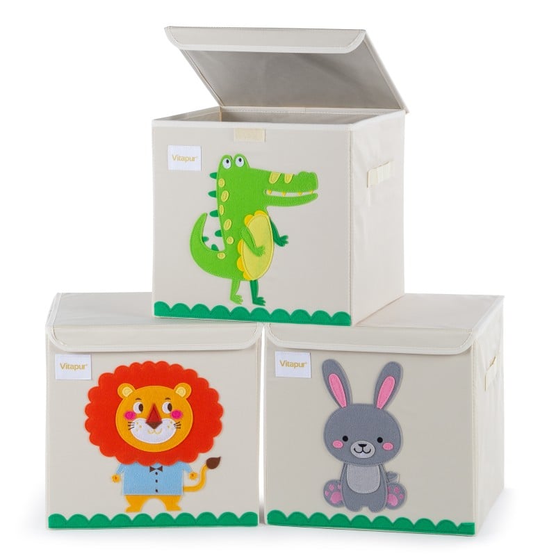 Otroške škatle za shranjevanje Vitapur so prikupen razlog, da bodo otroške sobice odslej pospravljene. Ljubke škatle z všitkom živalic iz klobučevine bodo navdušile tudi starše in otroke, ki bodo pospravljanje igrač odslej spoznali kot igro in si natančno zapomnili, kaj se skriva v določeni škatli! Hkrati pa bodo škatle igrivo dopolnile dekoracijo otroške sobice. Hitro zložljive v samo 3 potezah in na debelino 2 cm. Z ojačanimi platnicami za shranjevanje in priročnimi ročaji, zaradi katerih jih bodo lahko prenašali tudi otroci. V 3-delnem setu so škatle z motivom leva, krokodila in zajca.