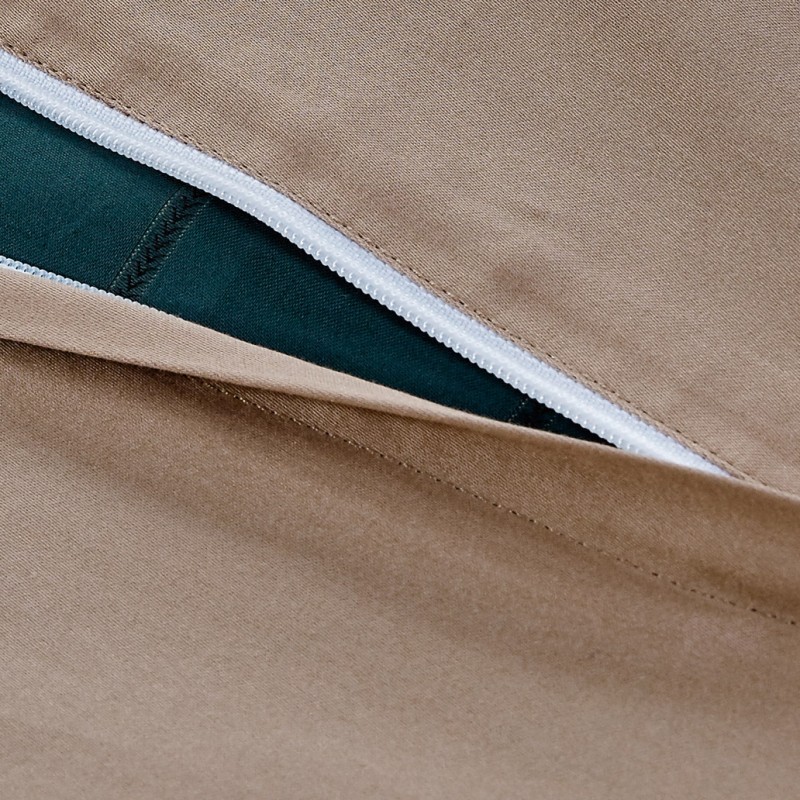 Čas je za razkošno premium posteljnino! Posteljnina Zoie je iz gosto tkanega 100 % bombaža egipčanske kakovosti, ki je stkan iz visokokakovostne preje. Kombinacija razkošnega petrolej zelenega in nevtralnega nežnejšega odtenka z dodanimi tankimi črtami simbolizira sofisticiran slog. Zračni materiali, trpežna tkanina in sijoč izgled tkanja bodo navdušili vse ljubitelje elegance. Prijetna in mehka na dotik. Posteljnina iz satena je tako čudovit okras vaše spalnice in hkrati odlična izbira za udoben in prijeten spanec. Posteljnina je pralna na 40 °C.