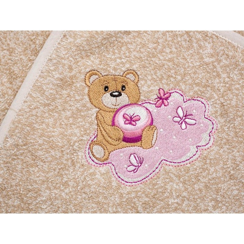 Otroška brisača s kapuco je izdelana iz 100 % bombaža. Najmlajše bo navdušila z vezenim motivom medvedka v roza barvi. V dimenzijah 80 x 80 cm.