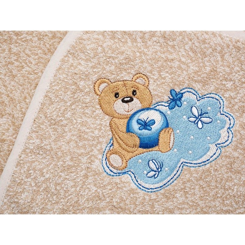 Otroška brisača s kapuco je izdelana iz 100 % bombaža. Najmlajše bo navdušila z vezenim motivom medvedka v modri barvi. V dimenzijah 80 x 80 cm.