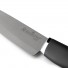 Popoln kuhinjski nož Premium Chef za vse kuharske mojstre ali začetnike! Večji keramični nož je s svojo obliko idealen za rezanje najrazličnejše hrane, od mesa do zelenjave. Keramični noži veljajo za tanjše in lažje od ostalih kuhinjskih nožev. Omogočajo precizno rezanje hrane na manjše in tanjše kose oz. rezine. Njihova ostrina traja 10 krat dlje kot pri običajnih nožih, saj so narejeni iz zelo obstojne in trdne keramike. Njihova prednost je, da ne prevzamejo vonja in okusa živil, jih ne mešajo ter ne prenašajo na drugo hrano. Zato boste lahko z istim nožem preprosto rezali ali sekljali različne vrste hrane. Nož je enostaven za čiščenje pod tekočo vodo z malo detergenta.