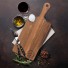 Manjša deska iz akacijevega lesa Rosmarino je nepogrešljiva za uporabo v domači kuhinji. Izdelana je iz naravnega akacijevega lesa, ki je v gospodinjstvu vse bolj priljubljen zaradi svoje vzdržljivosti in trdnosti. Akacijev les velja za zelo obstojen, trden material z dolgo življenjsko dobo. Je zlatorjave ali rumenorjave barve, elastičen in zelo upogljiv. Deske iz akacijevega lesa so trpežne, primerne za rezanje najrazličnejše hrane. Deska ima daljši lesen ročaj, ki služi za lažje prenašanje. Desko operete pod tekočo vodo in obrišete s suho krpo. 