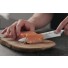Popoln kuhinjski nož Rosmarino Blacksmith's Slicer za vse kuharske mojstre ali začetnike! Večji nož je s svojo obliko idealen za rezanje najrazličnejše hrane. Rezilo je izdelano iz nerjavečega jekla nemške kakovosti, trpežen ročaj pa je iz brizgane visokokakovostne ABS plastike, kar omogoča maksimalne obremenitve. Profesionalna ostrina vam bo v veliko pomoč, ko boste morali hitro in natančno narezati hrano na tanjše rezine, saj njegova dolžina rezila omogoča hitro in učinkovito rezanje, brez naprezanja. Prednost noža je obojestransko ročno ostreno rezilo, pod kotom 15° za dolgotrajno ostrino in vzdržljivost. Nož je zaradi posebnega brušenja dodatno odporen na korozijo, rjo in madeže. Nož je enostaven za čiščenje pod tekočo vodo z malo detergenta.