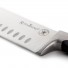 Popoln kuhinjski nož Rosmarino Blacksmith's Santoku za vse kuharske mojstre ali začetnike! Nož je s svojo široko obliko rezila v japonski kuhinji poimenovan kot nož treh vrlin, saj ima dobre lastnosti za rezanje zelenjave, rib in mesa. Rezilo je izdelano iz nerjavečega jekla nemške kakovosti, trpežen ročaj pa je iz brizgane visokokakovostne ABS plastike, kar omogoča maksimalne obremenitve. Profesionalna ostrina vam bo v veliko pomoč, ko boste morali hitro in natančno narezati tako večje kot tudi manjše kose hrane. Prednost noža je obojestransko ročno ostreno rezilo, pod kotom 15° za dolgotrajno ostrino in vzdržljivost. Nož je zaradi posebnega brušenja dodatno odporen na korozijo, rjo in madeže. Nož je enostaven za čiščenje pod tekočo vodo z malo detergenta.