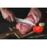 Popoln kuhinjski nož Rosmarino Blacksmith's Santoku za vse kuharske mojstre ali začetnike! Nož je s svojo široko obliko rezila v japonski kuhinji poimenovan kot nož treh vrlin, saj ima dobre lastnosti za rezanje zelenjave, rib in mesa. Rezilo je izdelano iz nerjavečega jekla nemške kakovosti, trpežen ročaj pa je iz brizgane visokokakovostne ABS plastike, kar omogoča maksimalne obremenitve. Profesionalna ostrina vam bo v veliko pomoč, ko boste morali hitro in natančno narezati tako večje kot tudi manjše kose hrane. Prednost noža je obojestransko ročno ostreno rezilo, pod kotom 15° za dolgotrajno ostrino in vzdržljivost. Nož je zaradi posebnega brušenja dodatno odporen na korozijo, rjo in madeže. Nož je enostaven za čiščenje pod tekočo vodo z malo detergenta.