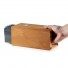 Moderno zasnovano leseno stojalo za nože Rosmarino Blacksmith's je izjemno stabilno in je priročna rešitev za varno odlaganje nožev, različnih velikosti. Noži so v stojalu vedno pospravljeni, a hkrati vedno pri roki. V notranjosti lesenega ogrodja je nastavek iz drobnih polipropilenskih palčk, ki se odmaknejo rezilu noža in ga ne poškodujejo, hkrati pa ga trdno oprimejo in mu zagotavljajo pokončno lego. Posamezni noži lahko tako stojijo v stojalu kjer koli, ne glede na velikost noža. Navadni, običajni leseni bloki, imajo narejene tulce, ki ustrezajo točno določenim vrstam noža, kar pomeni zamudno pospravljanje in sortiranje, pri stojalu Blacksmith's pa bodo vaši noži vedno pregledno zloženi. Stojalo je izdelano iz naravi prijaznega kavčukovega lesa, z insertom iz PP plastike.
