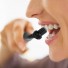 3-delni set VELLA za profesionalno izkušnjo ščetkanja zob vsebuje sonično zobno ščetko VELLA, potovalni etui in dodatni nadomestni nastavek v črni barvi. Sonična električna zobna ščetka VELLA je vaša nova pot do popolne ustne higiene. Sonično gibanje zobne ščetke ustvari mikromehurčke, ki pripomorejo do občutno boljšega čiščenja zob, na povsem neagresiven način. Inovativno pristrižene ščetine zobne ščetke so mehke in prepojene z aktivnim ogljem, ki ohranja naravno belino vaših zob. VELLA opravi kar 31.000 enakomernih gibov na minuto, ki jih je s klasično zobno ščetko nemogoče opraviti v tako kratkem času.  Redno odstranjevanje zobnih oblog je ključnega pomena pri pomoči k težavam, kot so: zobne obloge, vnetje dlesni ali zadah. Izbirajte med 3 načini čiščenja, ki so prilagojeni vašim potrebam: funkcija osnovnega čiščenja, funkcija nežnejše masaže vaših dlesni ali funkcija za poliranje vaših zob. Potovalni etui za sonično električno zobno ščetko VELLA omogoča optimalen način shranjevanja doma ali med potovanjem. Hkrati bo vaša zobna ščetka vedno skrbno v čistem okolju. Primeren je za vsakodnevno rabo, saj omogoča enostavno magnetno zapiranje, v vedno čistem okolju. Setu je priložen še 1 dodatni nadomestni nastavek/glava za zobno ščetko VELLA, ki zdrži cca. 3 mesece.