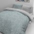 Čas je za popolno razvajanje z moderno bombažno posteljnino! Posteljnina Blue Dots je iz mehkega bombažnega satena, ki je stkan iz visokokakovostne, tanke preje. Posteljnina iz satena je tako čudovit okras vaše spalnice in hkrati odlična izbira za udoben in prijeten spanec. Naj vas očara moderen dizajn z pikami. Posteljnina je pralna na 40 °C.