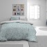 Čas je za popolno razvajanje z moderno bombažno posteljnino! Posteljnina Blue Dots je iz mehkega bombažnega satena, ki je stkan iz visokokakovostne, tanke preje. Posteljnina iz satena je tako čudovit okras vaše spalnice in hkrati odlična izbira za udoben in prijeten spanec. Naj vas očara moderen dizajn z pikami. Posteljnina je pralna na 40 °C.