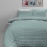 Čas je za popolno razvajanje z moderno bombažno posteljnino! Posteljnina Lila je iz mehkega bombažnega satena, ki je stkan iz visokokakovostne, tanke preje. Posteljnina iz satena je tako čudovit okras vaše spalnice in hkrati odlična izbira za udoben in prijeten spanec. Naj vas očara klasičen dizajn s črtami. Posteljnina je pralna na 40 °C.