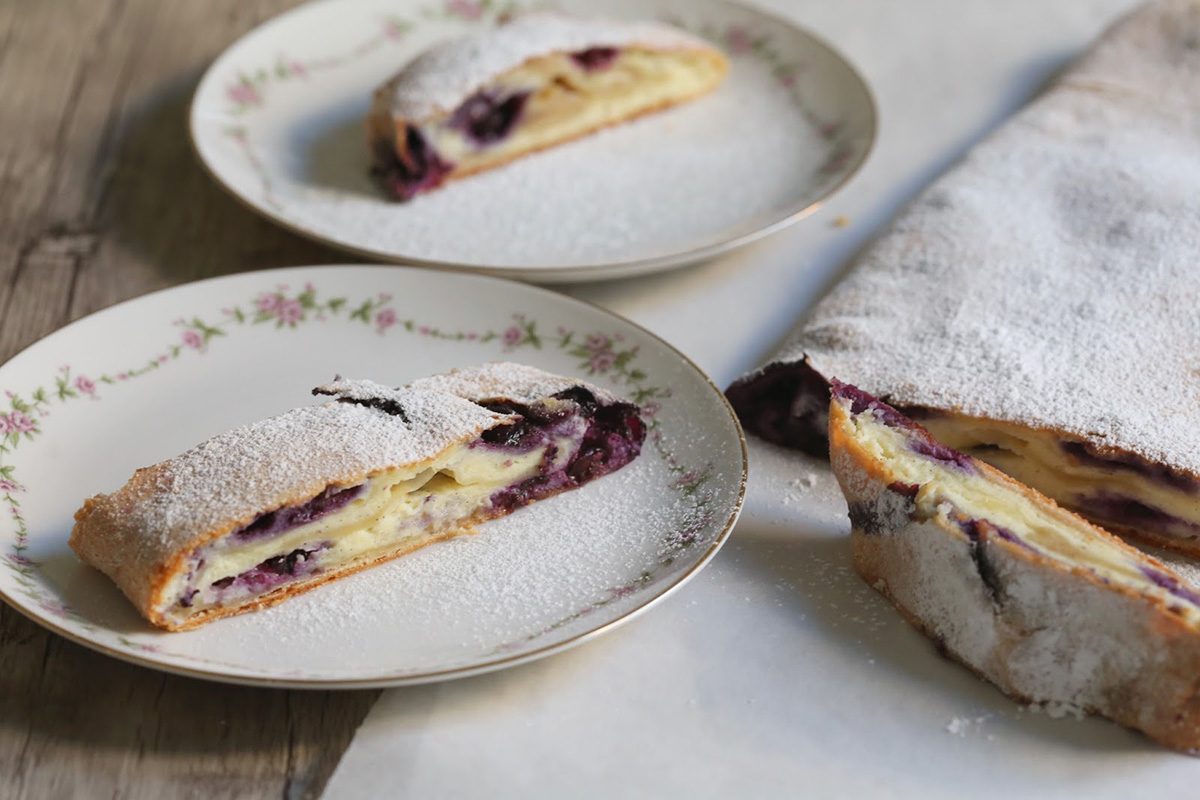 Zavitek z grozdjem in skuto