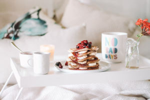 Valentinov zajtrk v postelji: ZA ali PROTI?