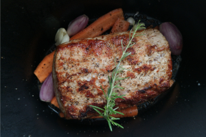 Pečenka v litoželeznem loncu: sočna svinjska pečenka z jabolkom in kraljevimi ostrigarji