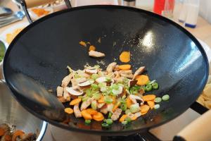 Recept za piščančje trakce z zelenjavo in riževimi rezanci