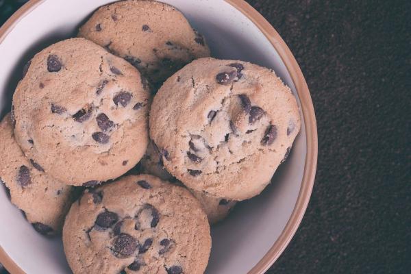 Recept za okusne praznične piškote s čokolado in cimetom