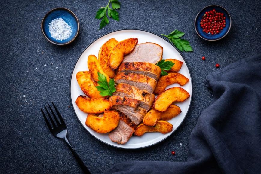 Pečenka v litoželeznem loncu: sočna svinjska pečenka z jabolkom in kraljevimi ostrigarji