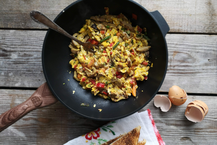 Recept za kosilo na hitro: Jajca z gobami in zelenjavo
