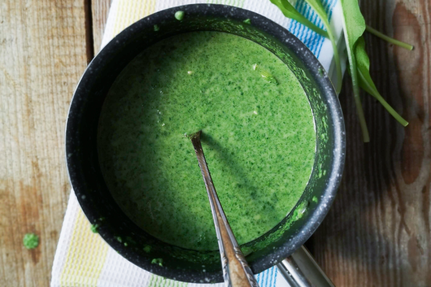 Airfryer recept: Zdrava in kremasta juha iz brokolija, koromača in ohrovta