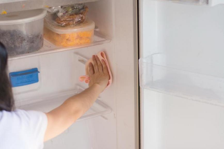 Očistite hladilnik na naraven način in se znebite neprijetnih vonjav