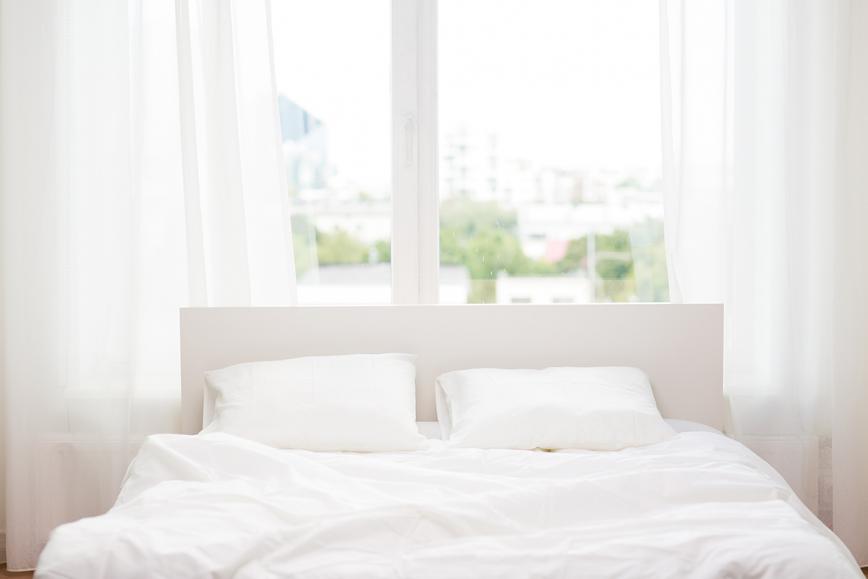 Ali veste, da sta za dober spanec pomembni tudi lega postelje in vzglavja?