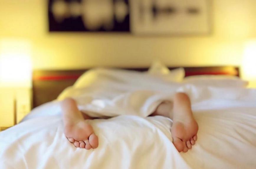 Skrivnosti mirnega spanca: Kaj je bistveno za spalno okolje?