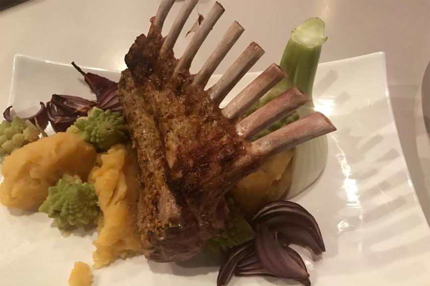 Recept za marinirane jagnječje zarebrnice s kolerabinim pirejem in z romanesco cvetačo