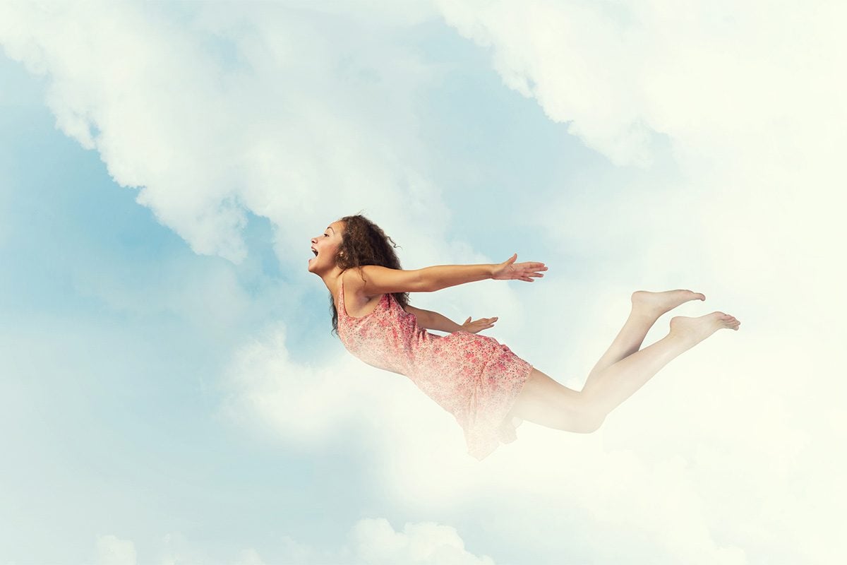 Женщина летит. Игривая женщина летает. Молод свободен. Мозаика летящая женщина девушка.