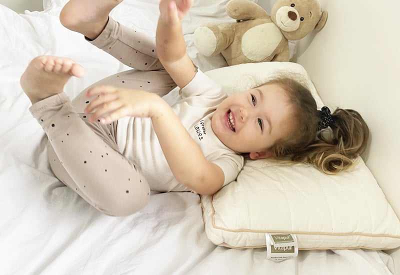 ﻿Otroški vrat in hrbtenica vedno v pravilni legi.