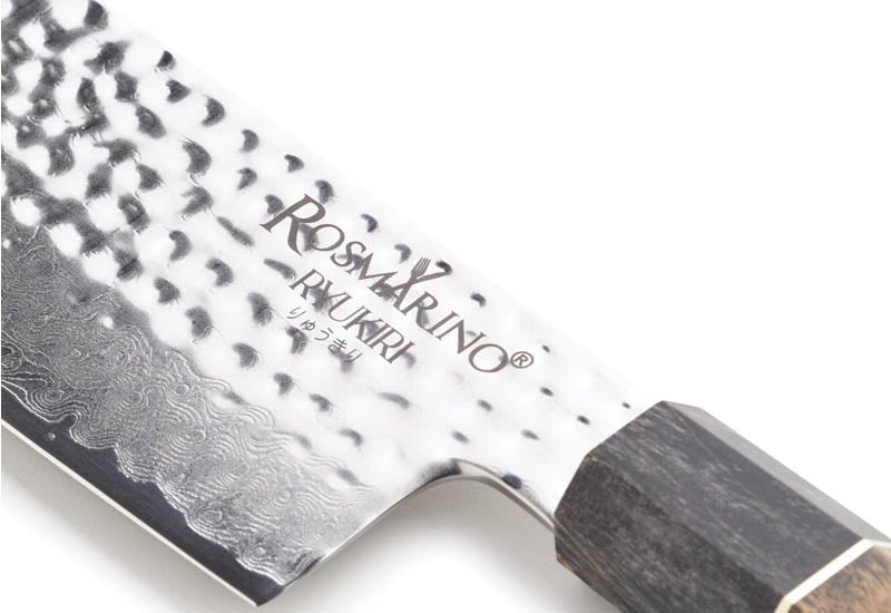 Kombinacija vrhunskega nerjavečega jekla, damascus vzorca in lesenega ročaja.