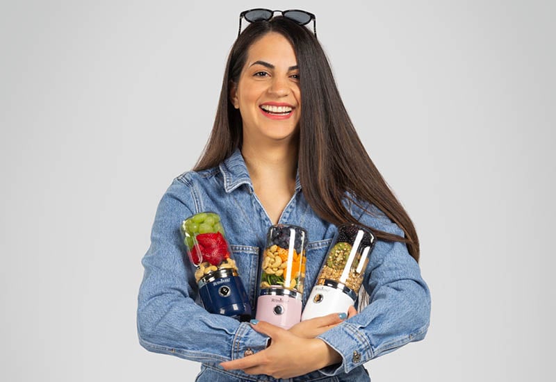 Praktičen kozarec za blendanje s pokrovom za s seboj.