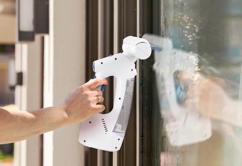 Posebna zasnova "3 v 1". Razprši, očisti in posesa.