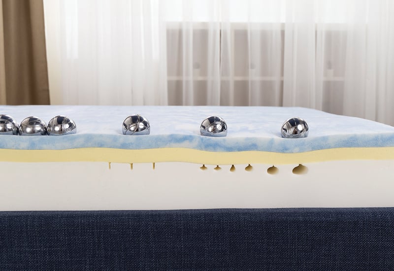 Spominska pena za prilagodljivo udobje in kakovosten spanec.